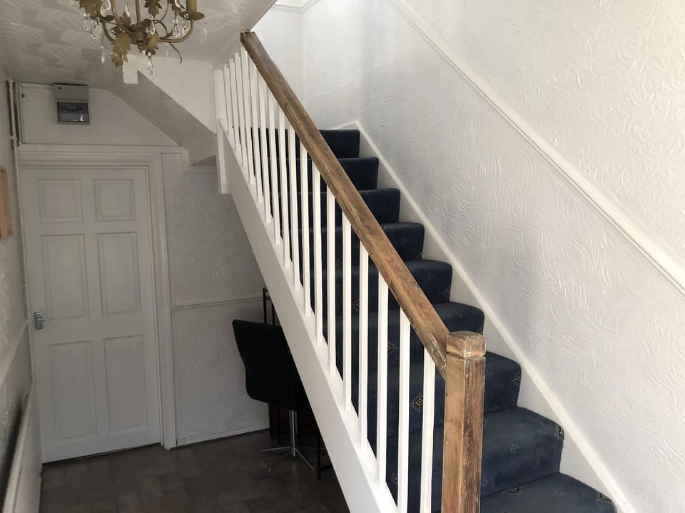 3 Bed House - Sleeps 6 - Parking - Garden - WIfi Hotel in Wales