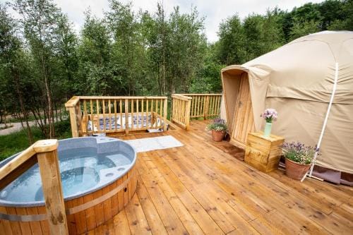 Yurtshire Eavestone Lake - Birch Yurt Lodge in Borough of Harrogate