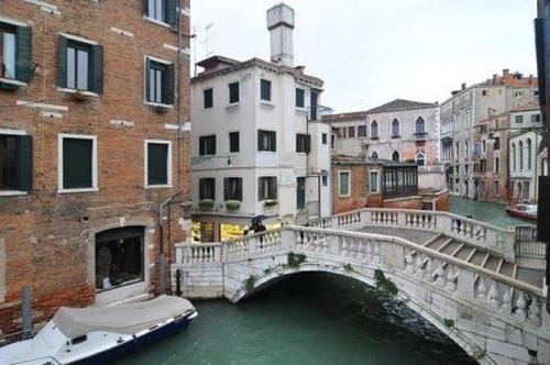 Ca' Dei Nomboli Canal View Hotel in San Marco