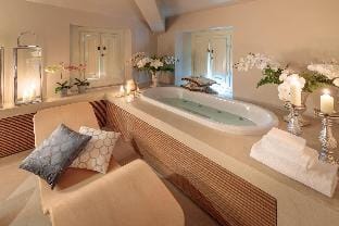Villa Duemani - Pickleball Retreat Hotel in Capannori