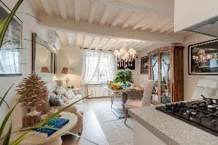 Casa Blanc in Lucca with 1 bedrooms and 1 bathrooms Hotel in Capannori