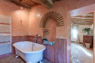 Villa Gufo in Lucca with 5 bedrooms and 4 bathrooms Hotel in Lucca