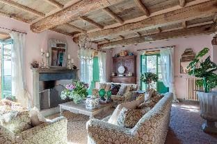 Villa Gufo in Lucca with 5 bedrooms and 4 bathrooms Hotel in Lucca
