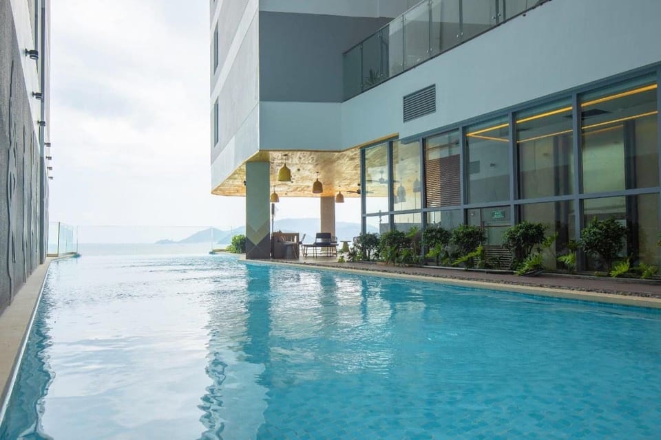 Swimming pool [outdoor]