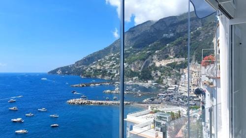 La stanza sul Porto di Amalfi camera piccina piccina con bagno privato e terrazzino vista mare Hotel in Amalfi