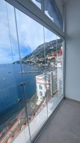 La stanza sul Porto di Amalfi camera piccina piccina con bagno privato e terrazzino vista mare Hotel in Amalfi