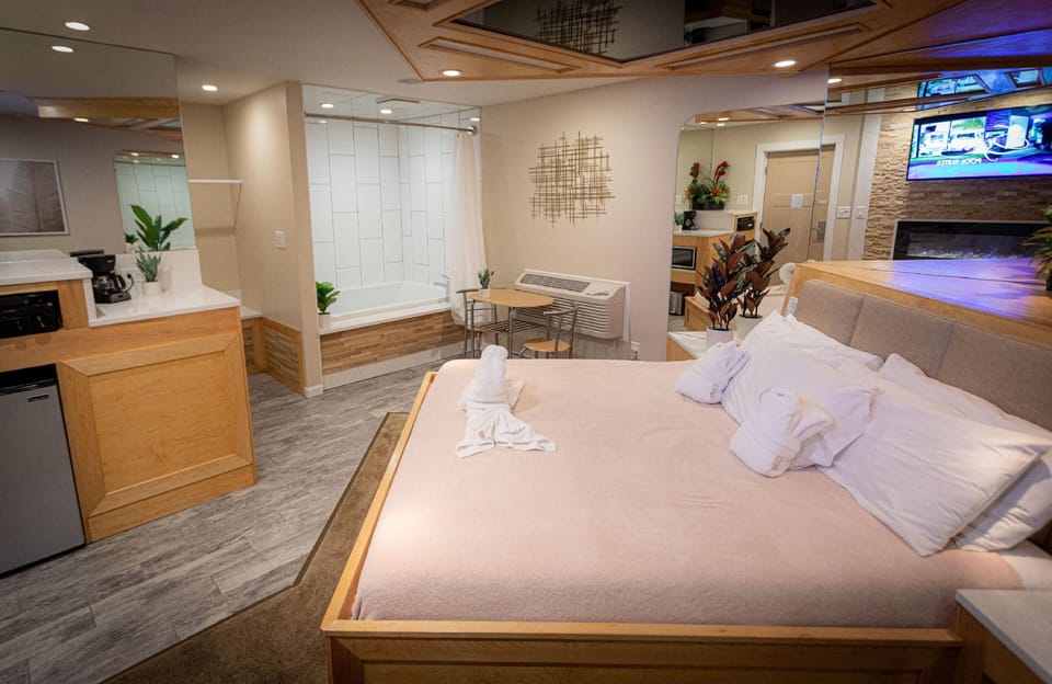 Sybaris Pool Suites Hotel in Downers Grove