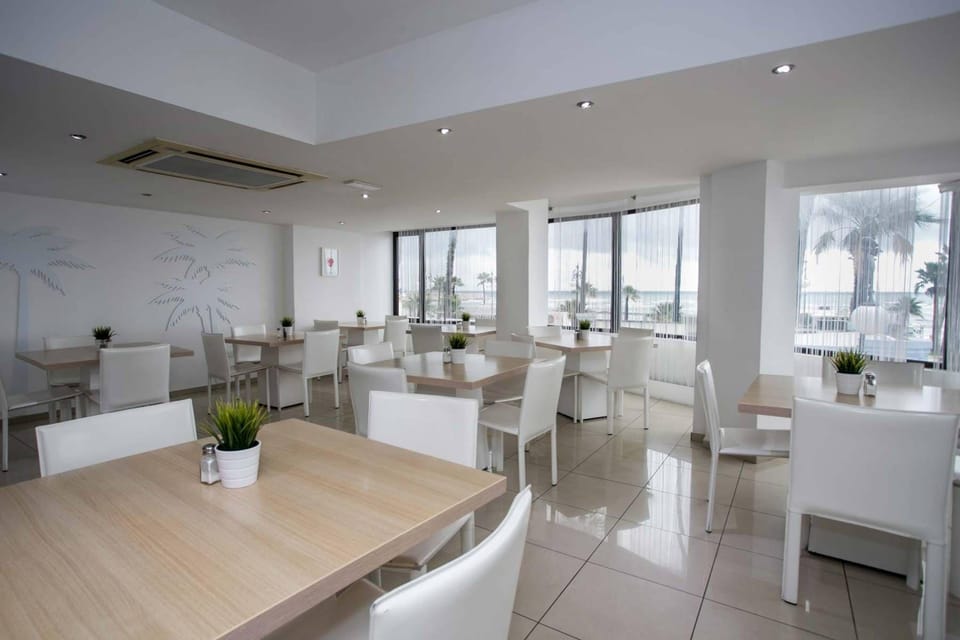 Les Palmiers Beach Hotel Hotel in Larnaca