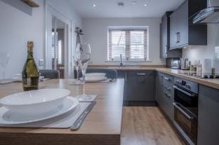 Johnnys Cove - 2 Bedroom Holiday Home - New Hedges Hotel in Saundersfoot