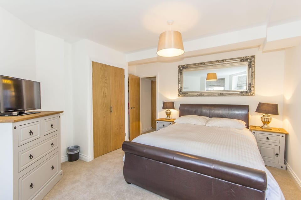 1 Bed - below Deck by Pureserviced Hotel in Plymouth