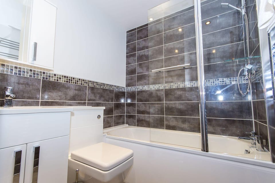 1 Bed - below Deck by Pureserviced Hotel in Plymouth