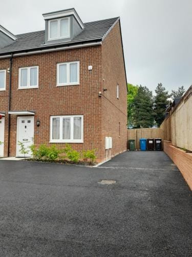 Spacious Ensuite King Room Private Neighbourhood Free Parking Space Hotel in Oldham