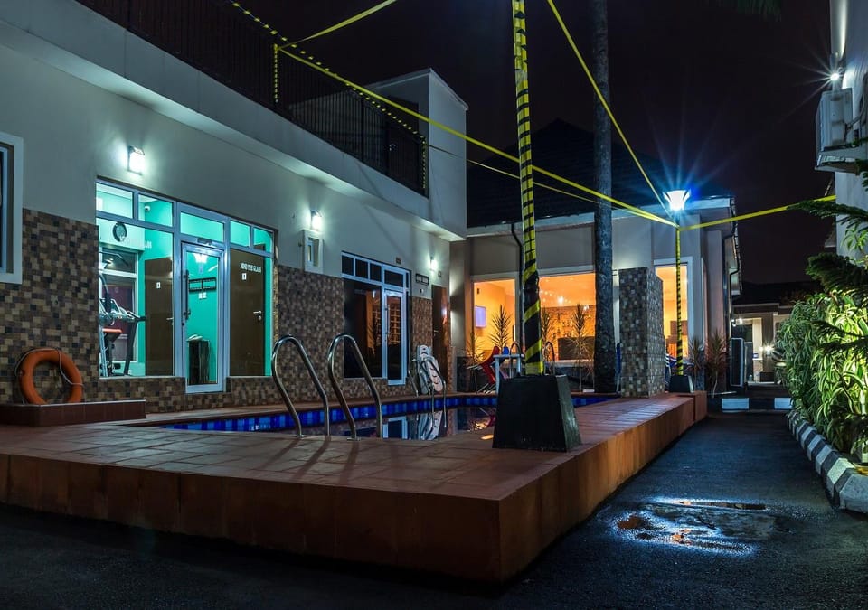 Swimming pool [outdoor]