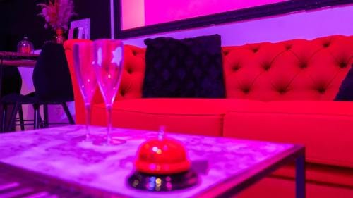 Loveroom Very Good Trip chambre avec jacuzzi privatif Hotel in Hauts-de-France