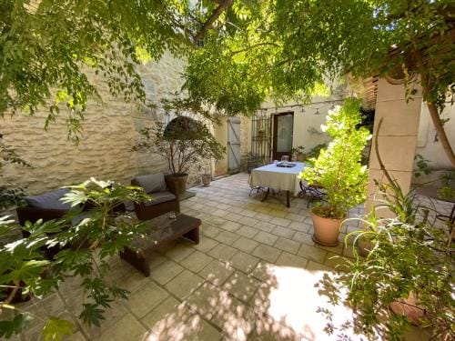 CHAMBRE D’HOTE CHARLAMBIAS Hotel in Tarascon
