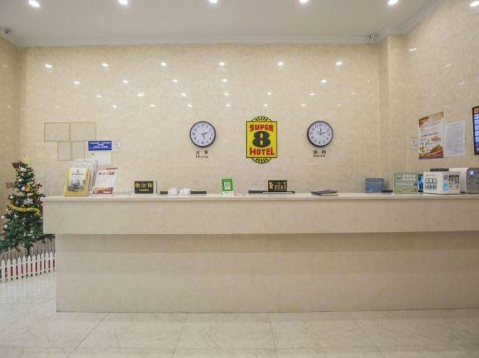 Super 8 Hotel Chengdu North Railway Wukuaishi Metro Station Hotel in Chengdu