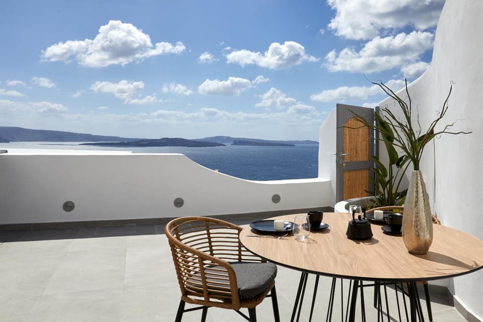 Allure Breeze Suites Hotel in Oia
