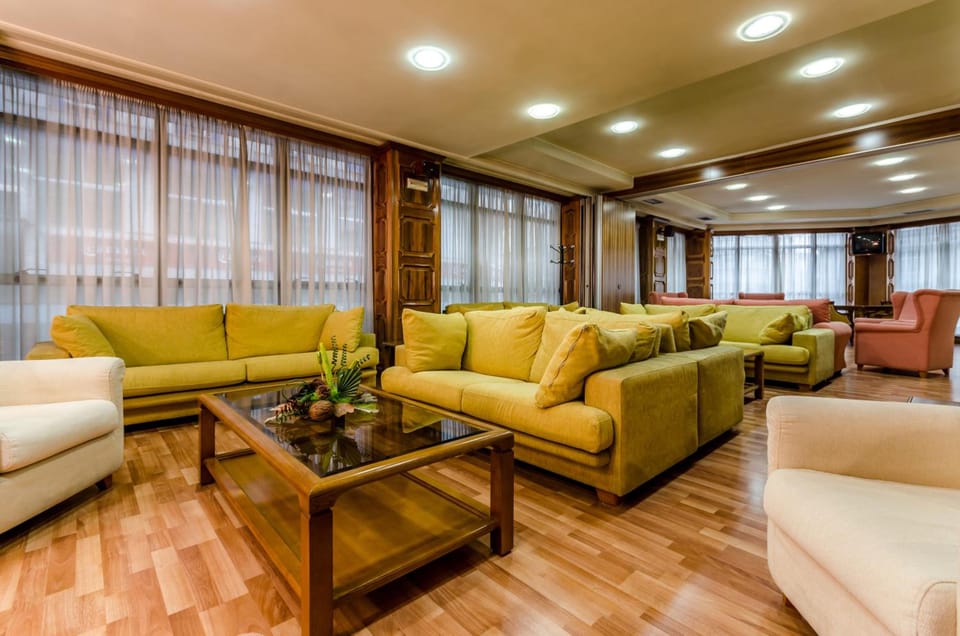 Shared lounge/TV area