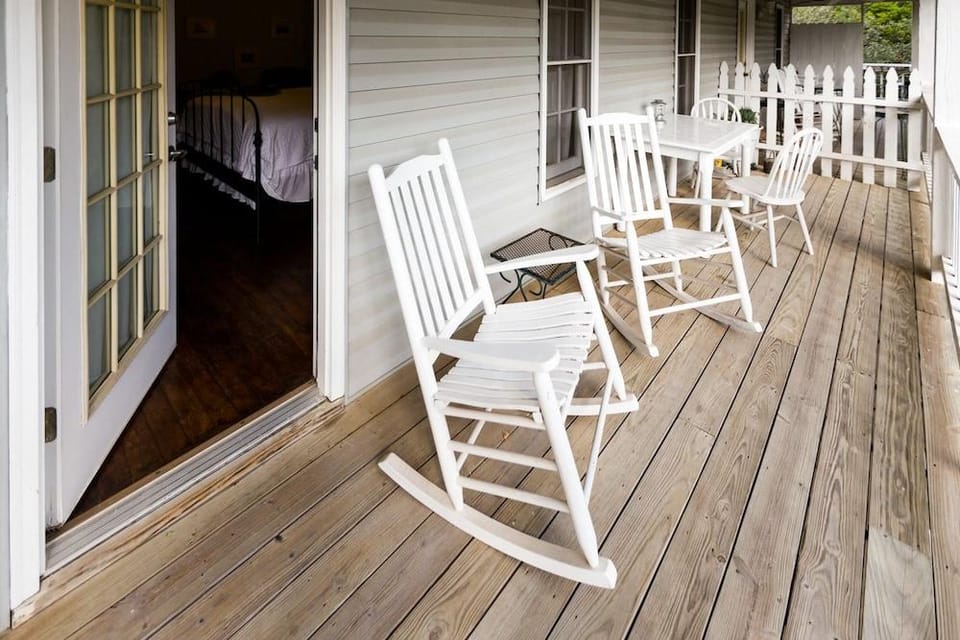 Equinox Inn at Biscuit Hill Hotel in Canyon Lake