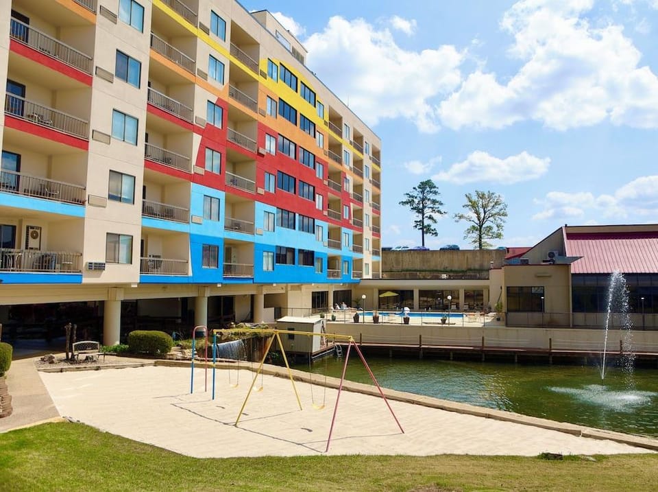 Sunbay Resort Hotel in Lake Hamilton