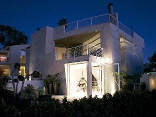 Modern Del Mar Beach Home Hotel in Del Mar