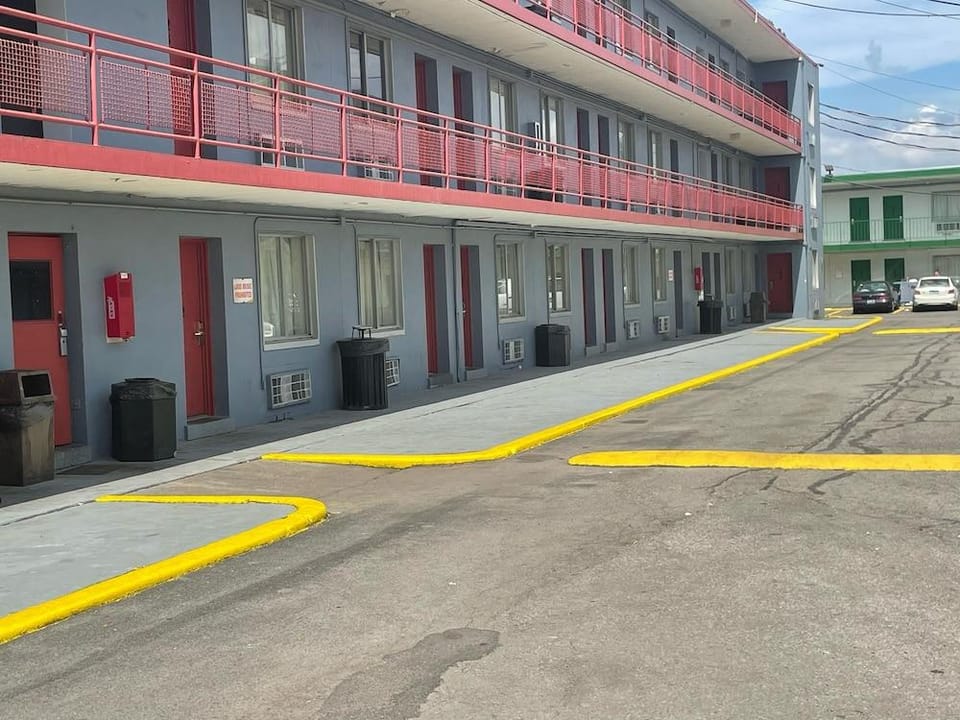 Budgetel Inn & Suites Hotel in Louisville