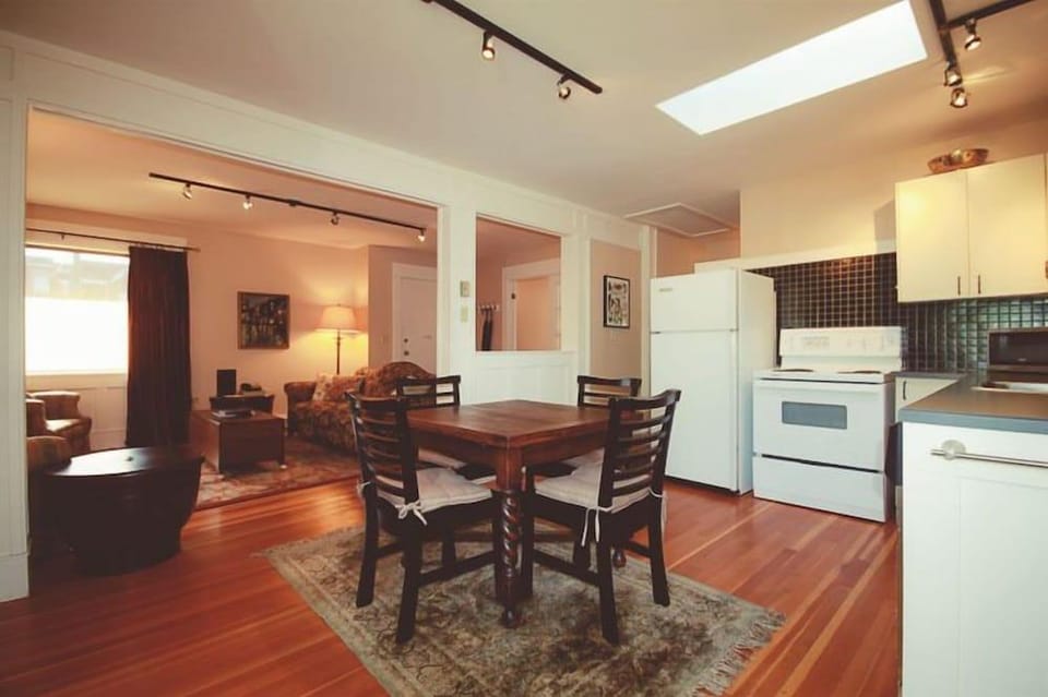 Spinnakers Brewpub & Guesthouses Hotel in Victoria