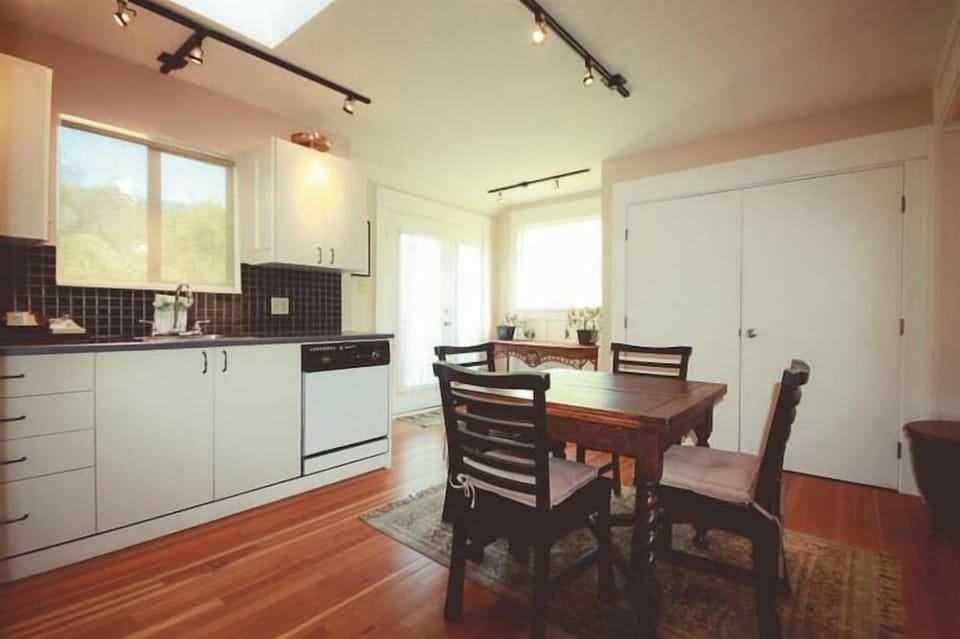 Spinnakers Brewpub & Guesthouses Hotel in Victoria