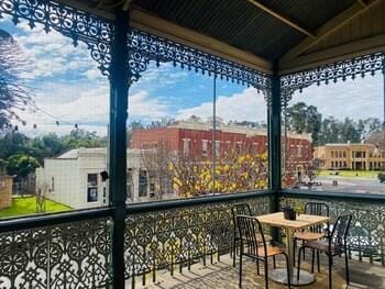 Tree House Hideouts Heygarth House Hotel in Echuca