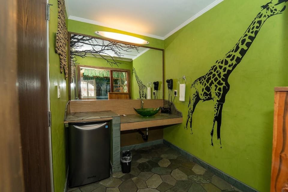 Royala Inn Hotel in Montebello