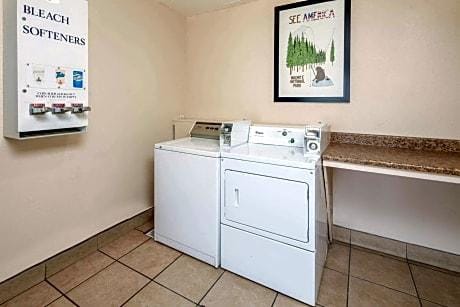 Pleasant Holiday Motel Hotel in Harbor City