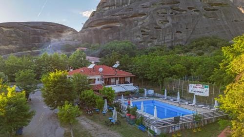 Mpoufidis Rock House Meteora Hotel in North Macedonia