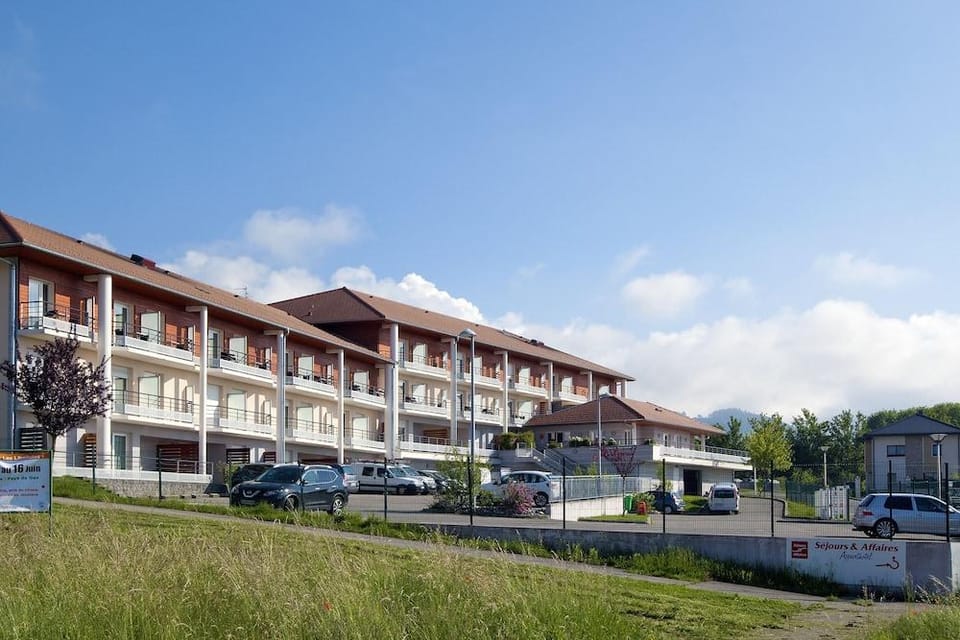 Sjours & Affaires Les Rives du Leman - GEX Hotel in Gex
