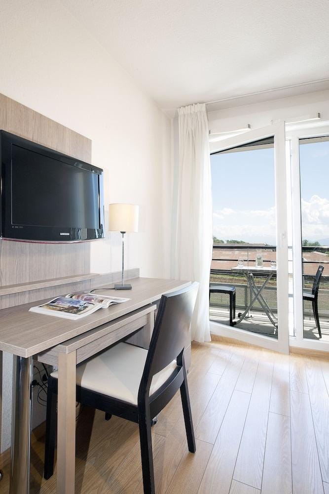 Sjours & Affaires Les Rives du Leman - GEX Hotel in Gex