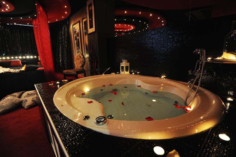 Carol Hotel Hotel in Pireas