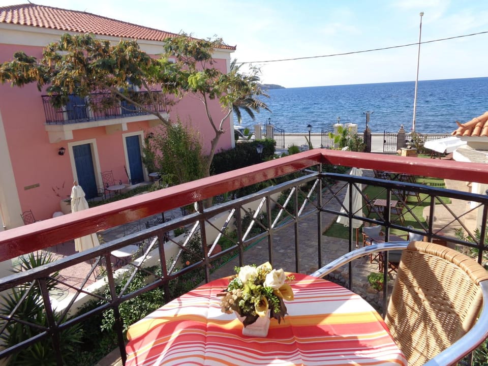 Niki Studios Sea - Front Hotel in Decentralized Administration of the Aegean