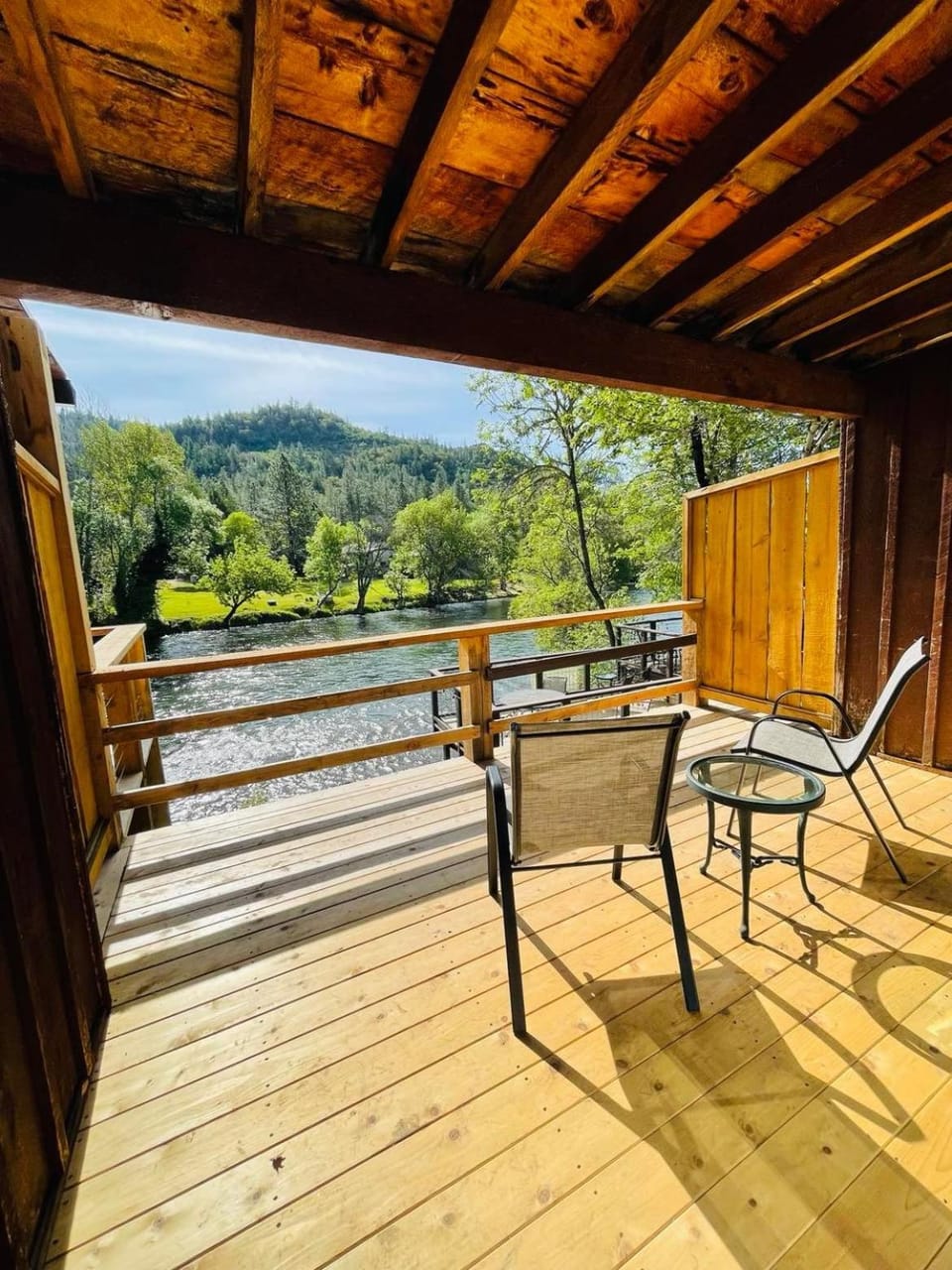 Riverfront Lodging Hotel in Shady Cove