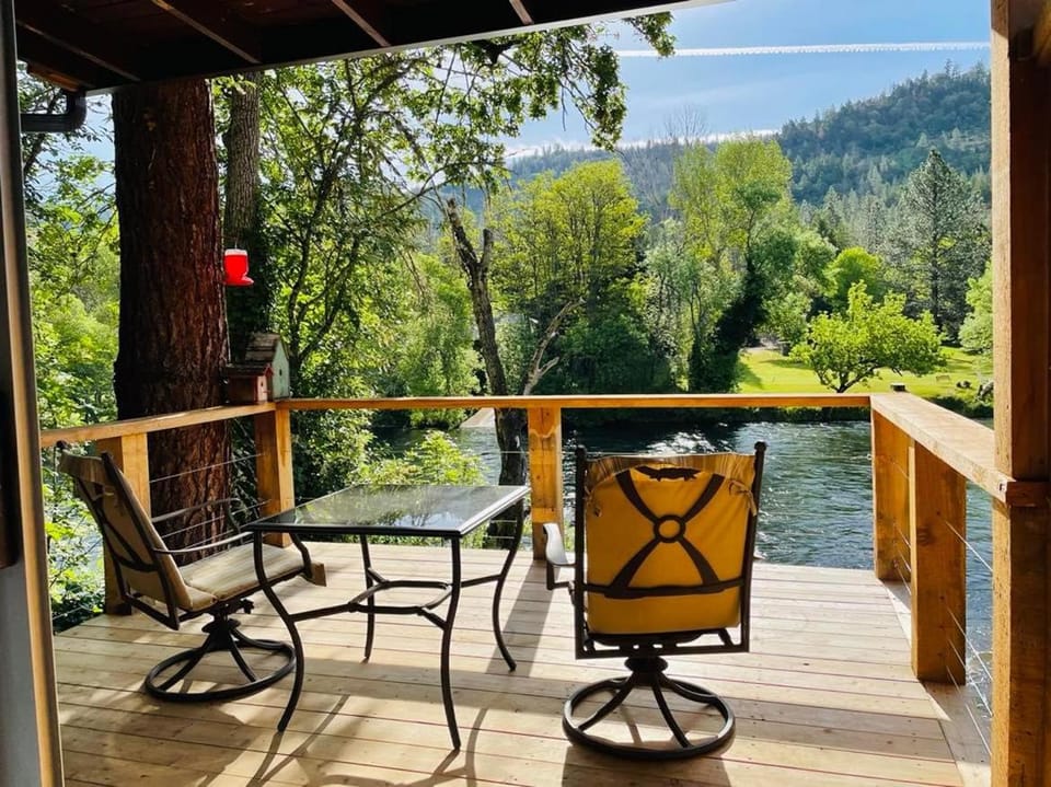 Riverfront Lodging Hotel in Shady Cove