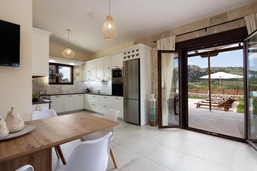 Unique, stonebuilt, rural villas with private pools! Hotel in Crete