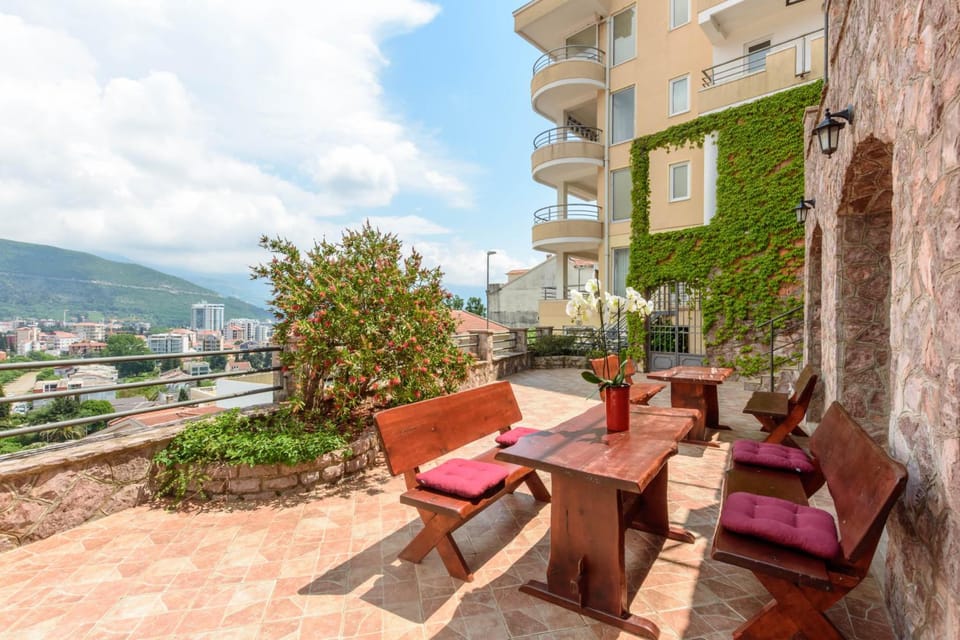 Contessa Apartments Hotel in Budva