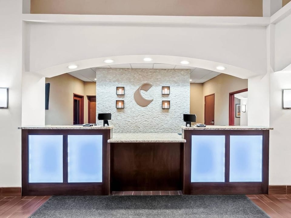 Comfort Inn & Suites Hotel in Melvindale