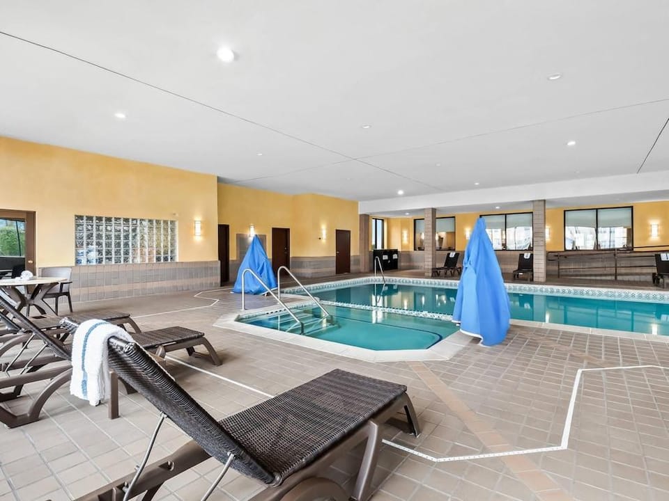Comfort Inn & Suites Hotel in Melvindale