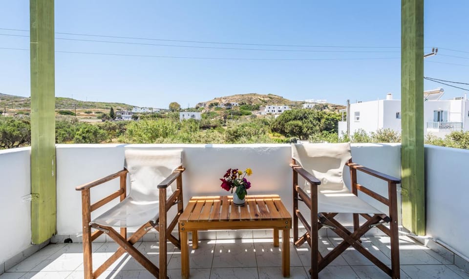 Pente Elies Milos Hotel in Pollonia