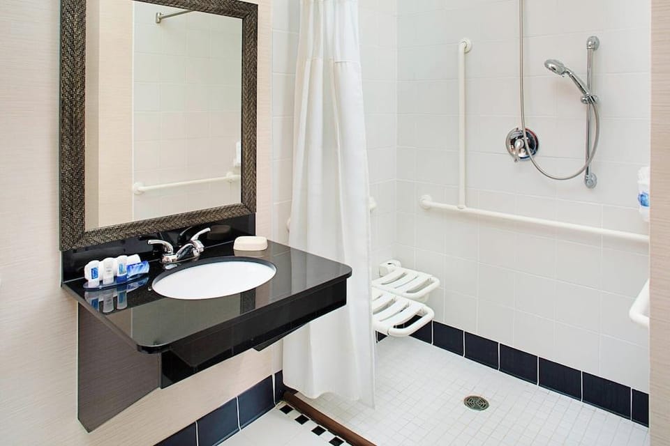 Fairfield Inn & Suites by Marriott San Antonio Seaworld Hotel in San Antonio