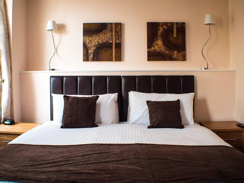 HQ Bar & Restaurant Hotel in Douglas