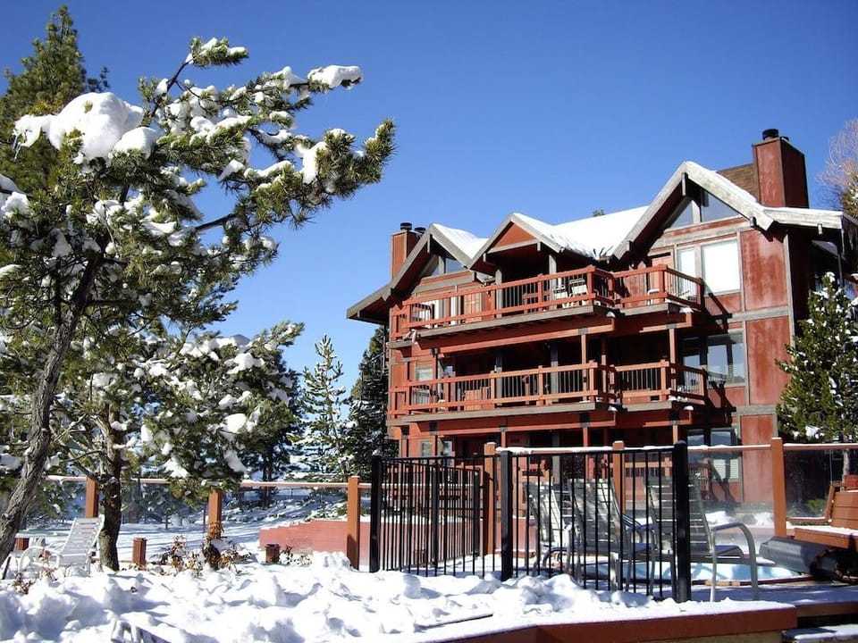 Edgelake Beach Club Hotel in Tahoe Vista