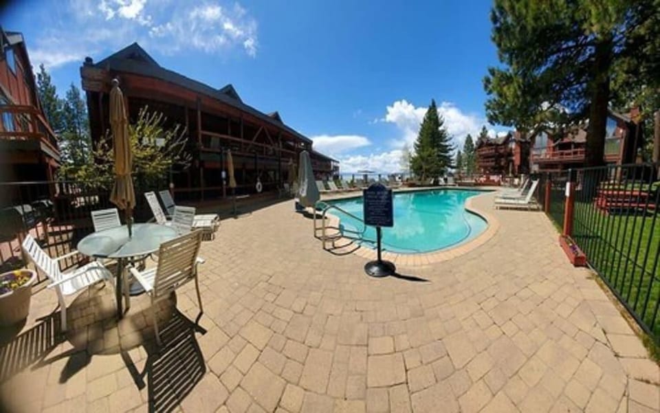 Edgelake Beach Club Hotel in Tahoe Vista