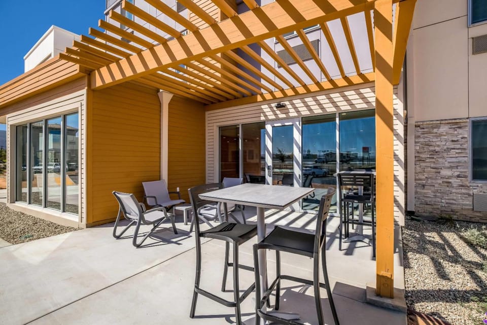 Everhome Suites Corona Hotel in Corona