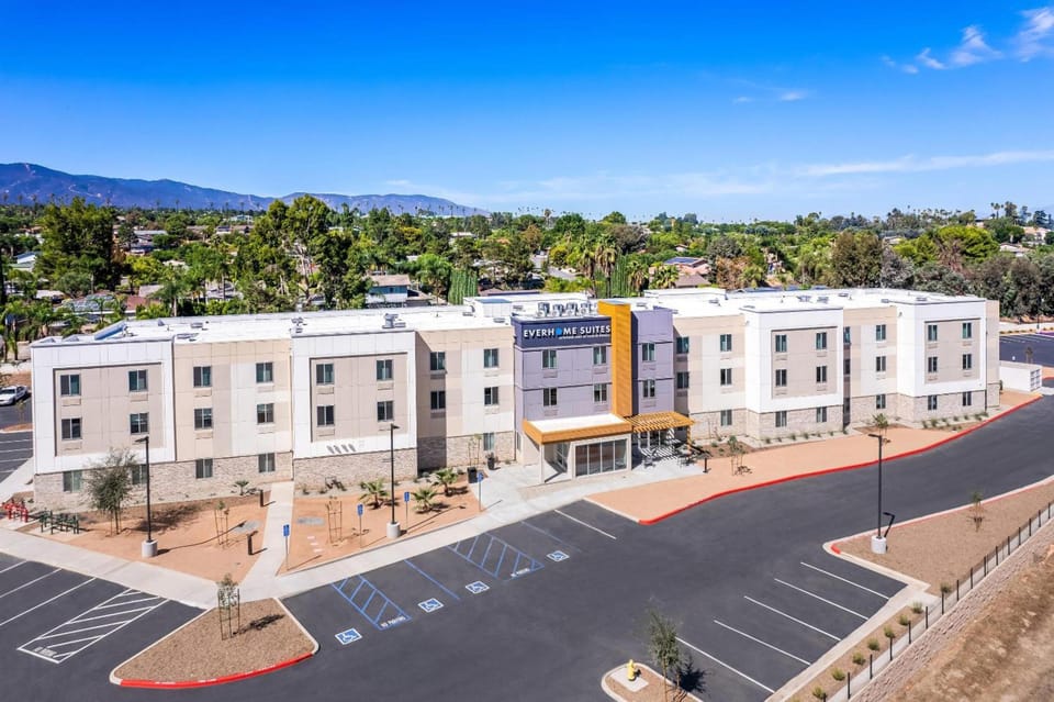 Everhome Suites Corona Hotel in Corona