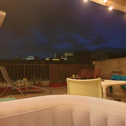 Maison intra muros, terrasses avec vue jaccuzzi et garage Hotel in Avignon